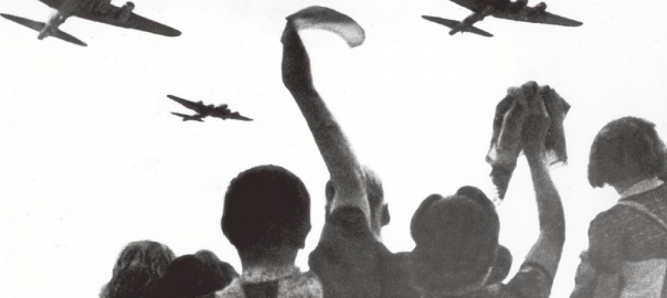 Geallieerde vliegtuigen boven Nederland bji de bevrijding (Spaarnestad Photo)